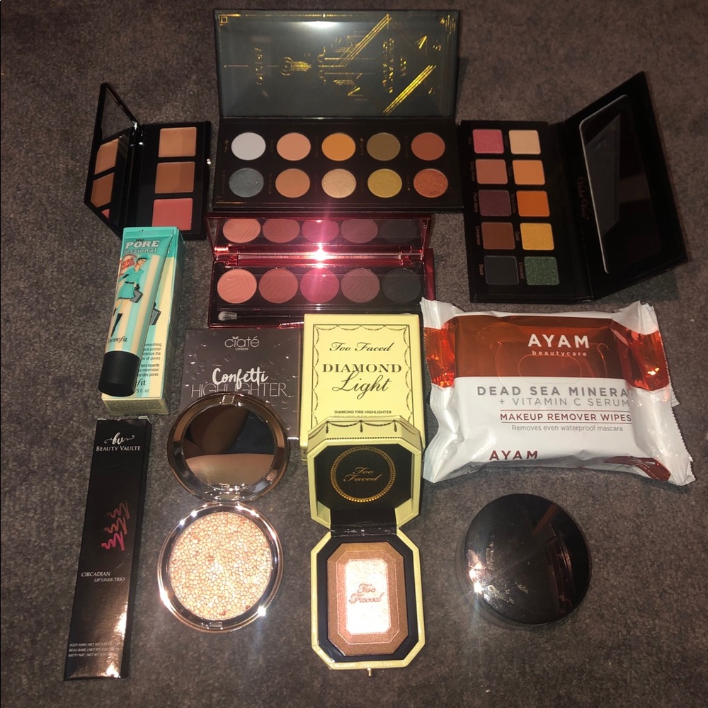 ‼️Sold Locally‼️Brand new Make Up Bundle..